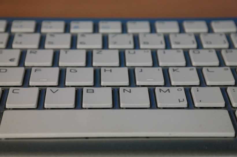 白色的电脑键盘图片