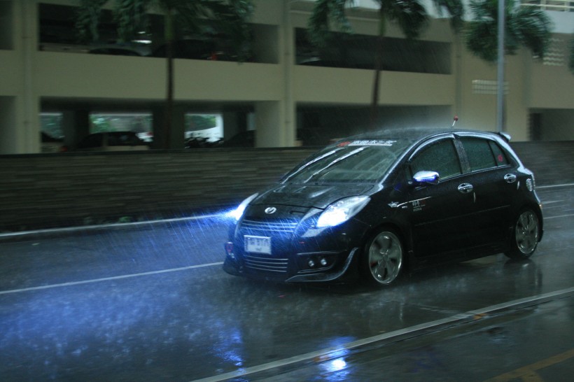 雨中的车图片