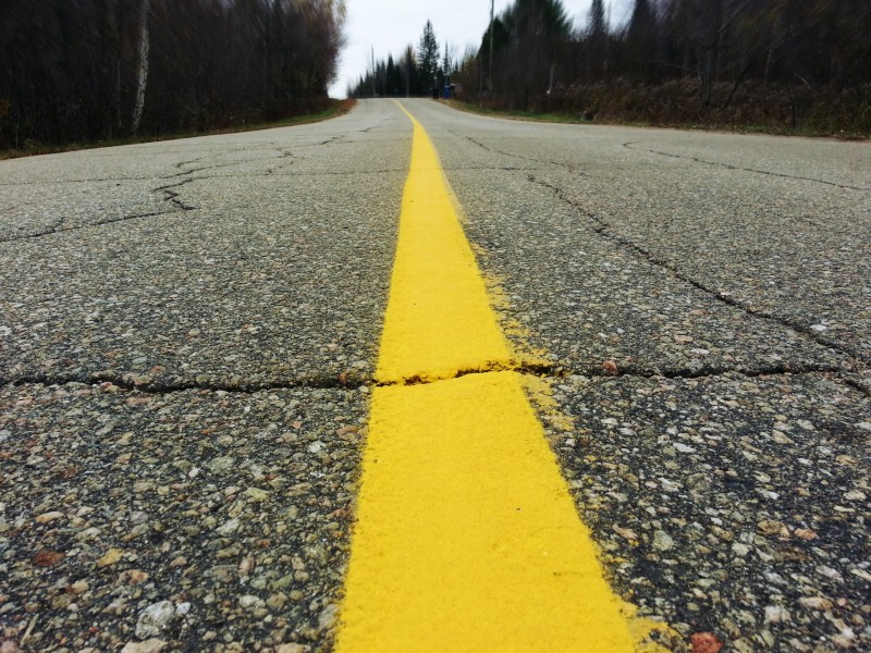 废弃曲折的柏油路图片