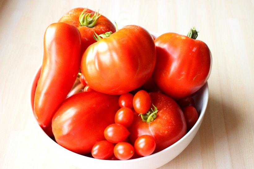 新鲜酸甜可口营养丰富的番茄图片