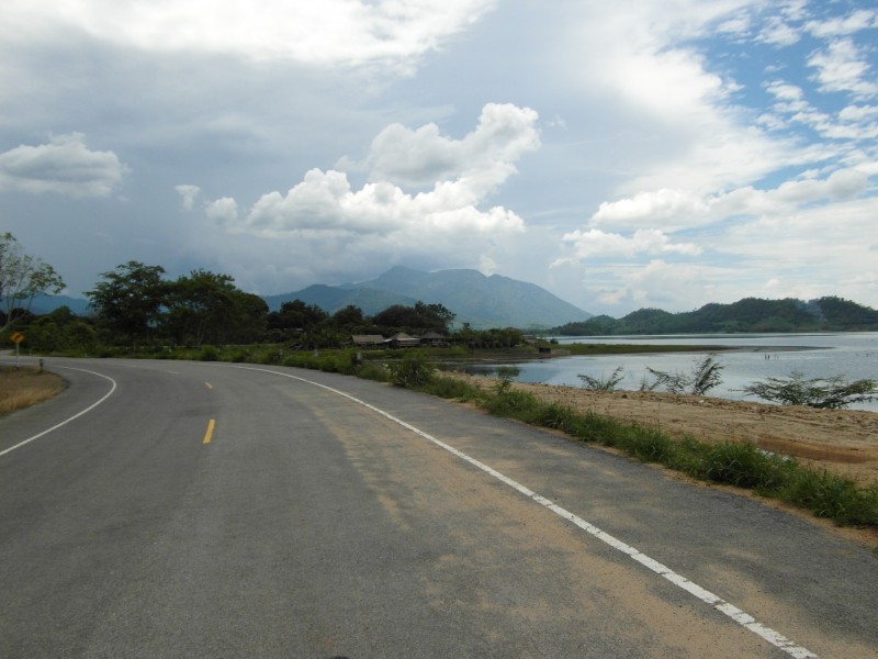 废弃曲折的柏油路图片