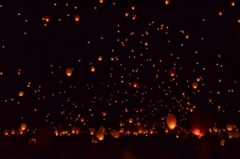 夜空中明亮的孔明燈圖片