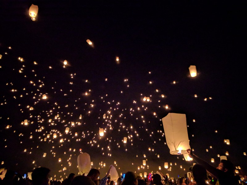 夜空中明亮的孔明灯图片