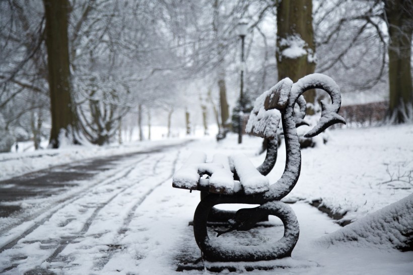 雪后公园长椅图片