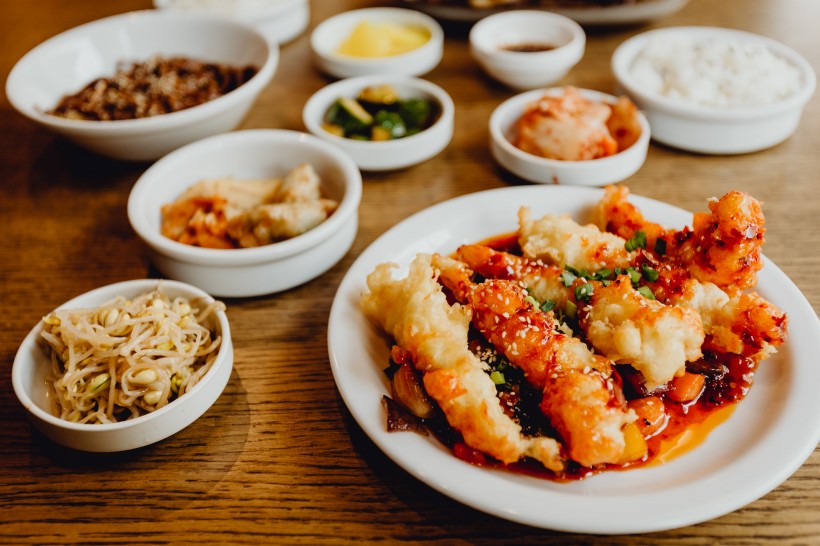 餐厅里的韩国料理图片