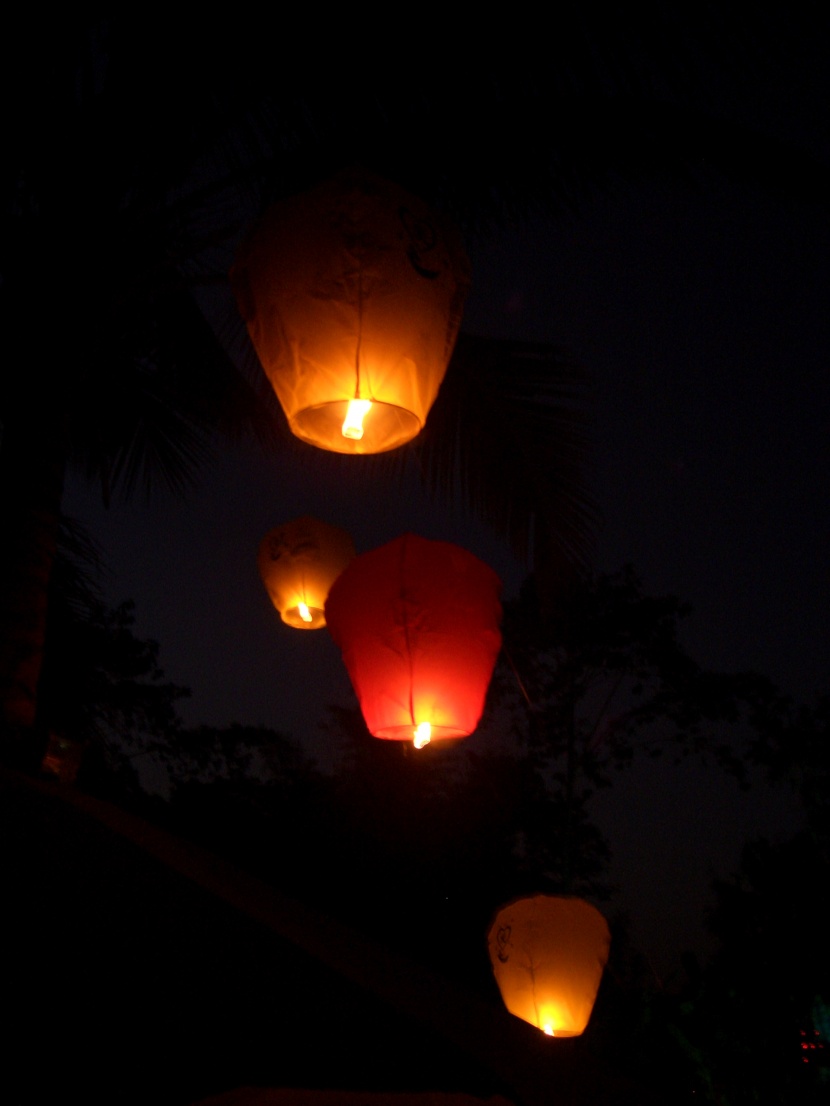 夜空中孔明燈圖片