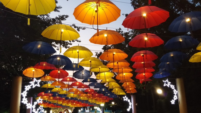 挂在空中的雨伞图片