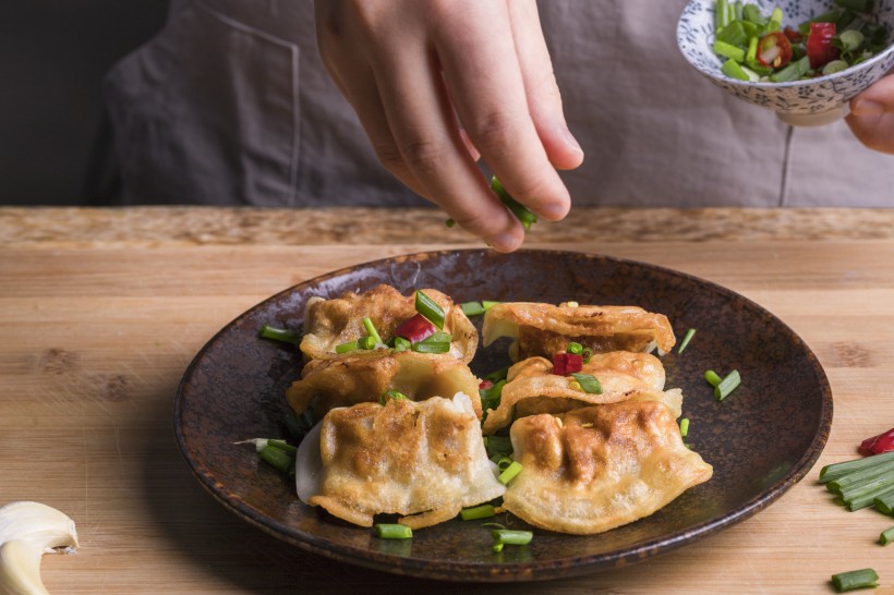 金黄酥脆美味飘香的煎饺图片