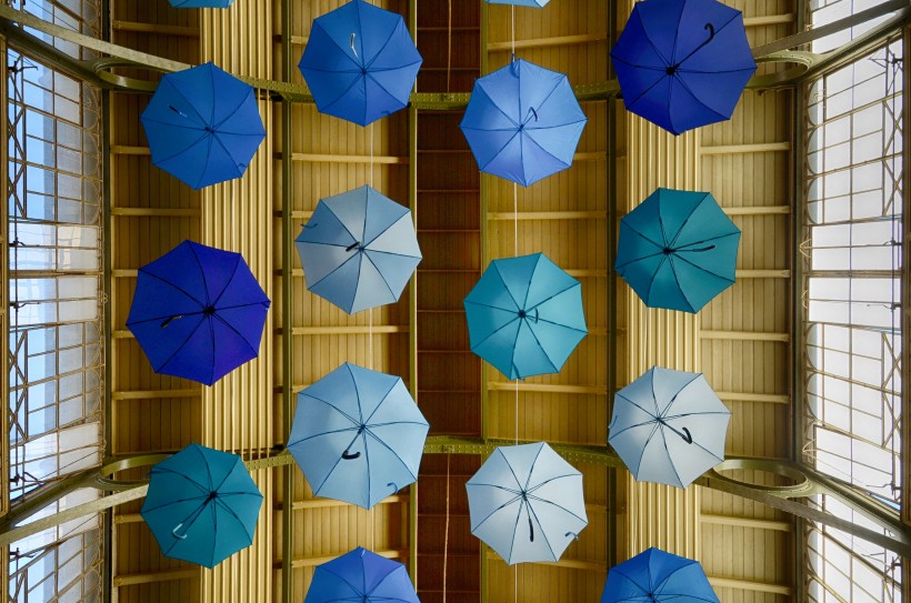 挂在空中的雨伞图片