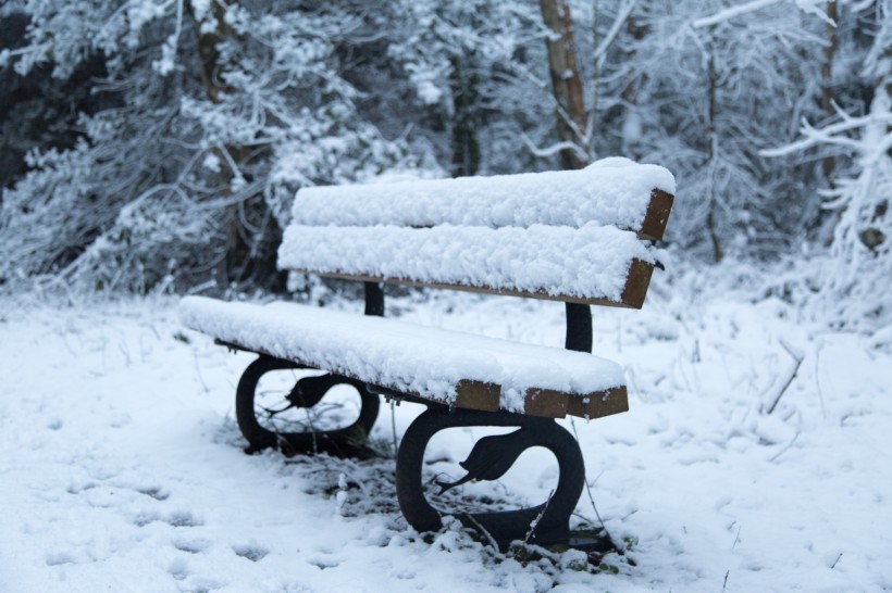 雪后公园长椅图片