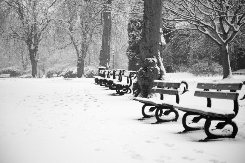 雪后公园长椅图片