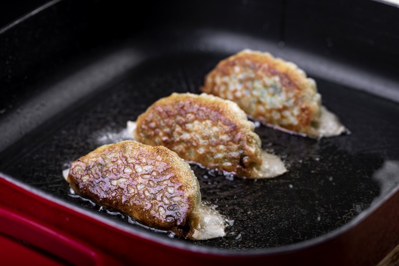 金黄酥脆的煎饺图片