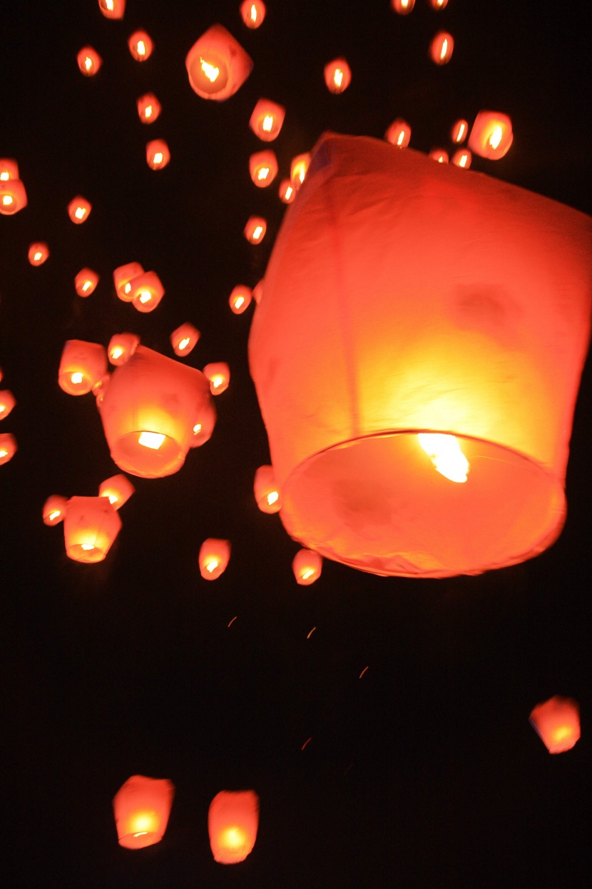 夜空中孔明灯图片