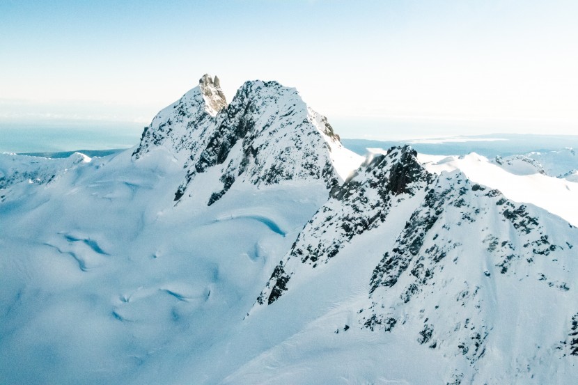 巍峨壮丽的雪山图片