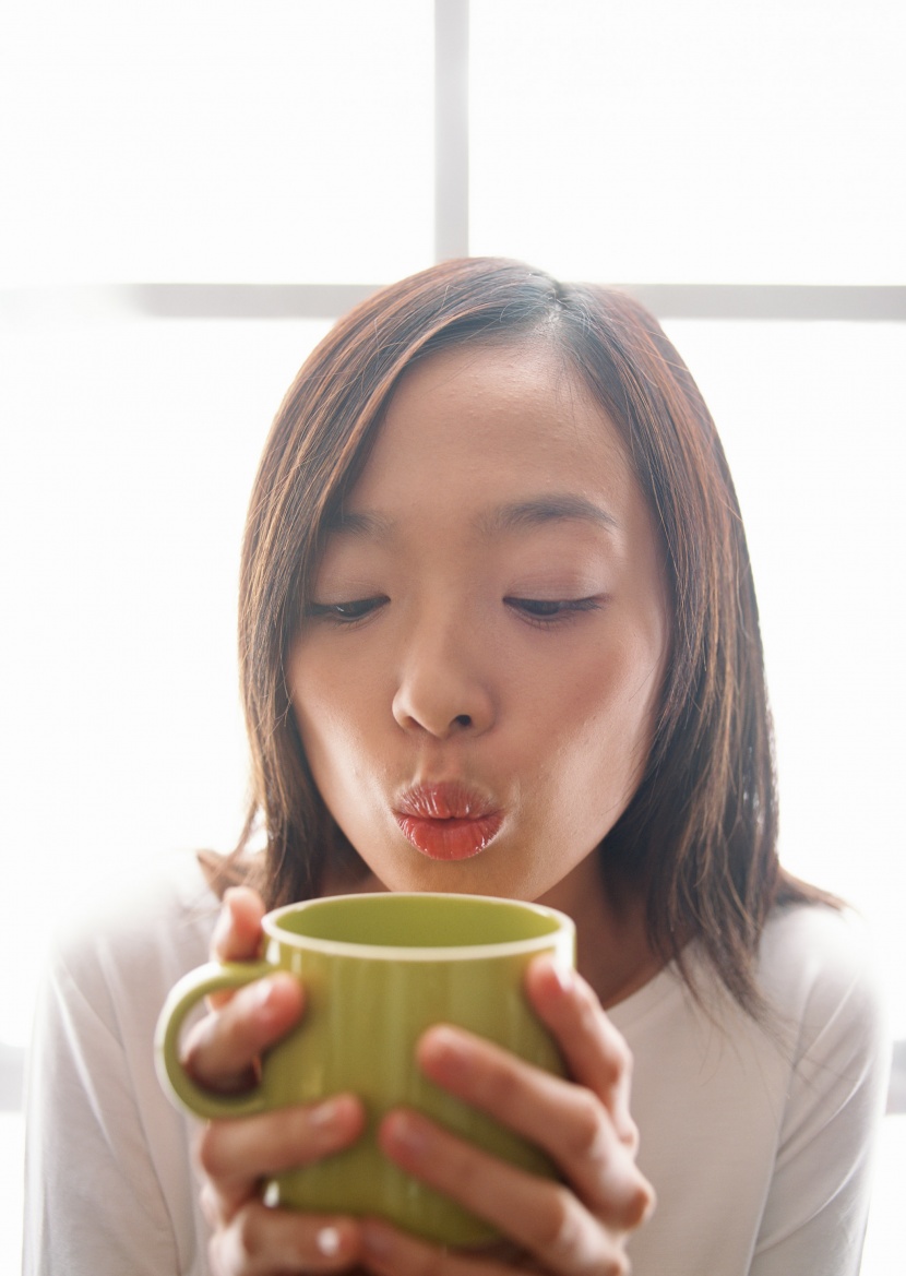 女性喝水图片