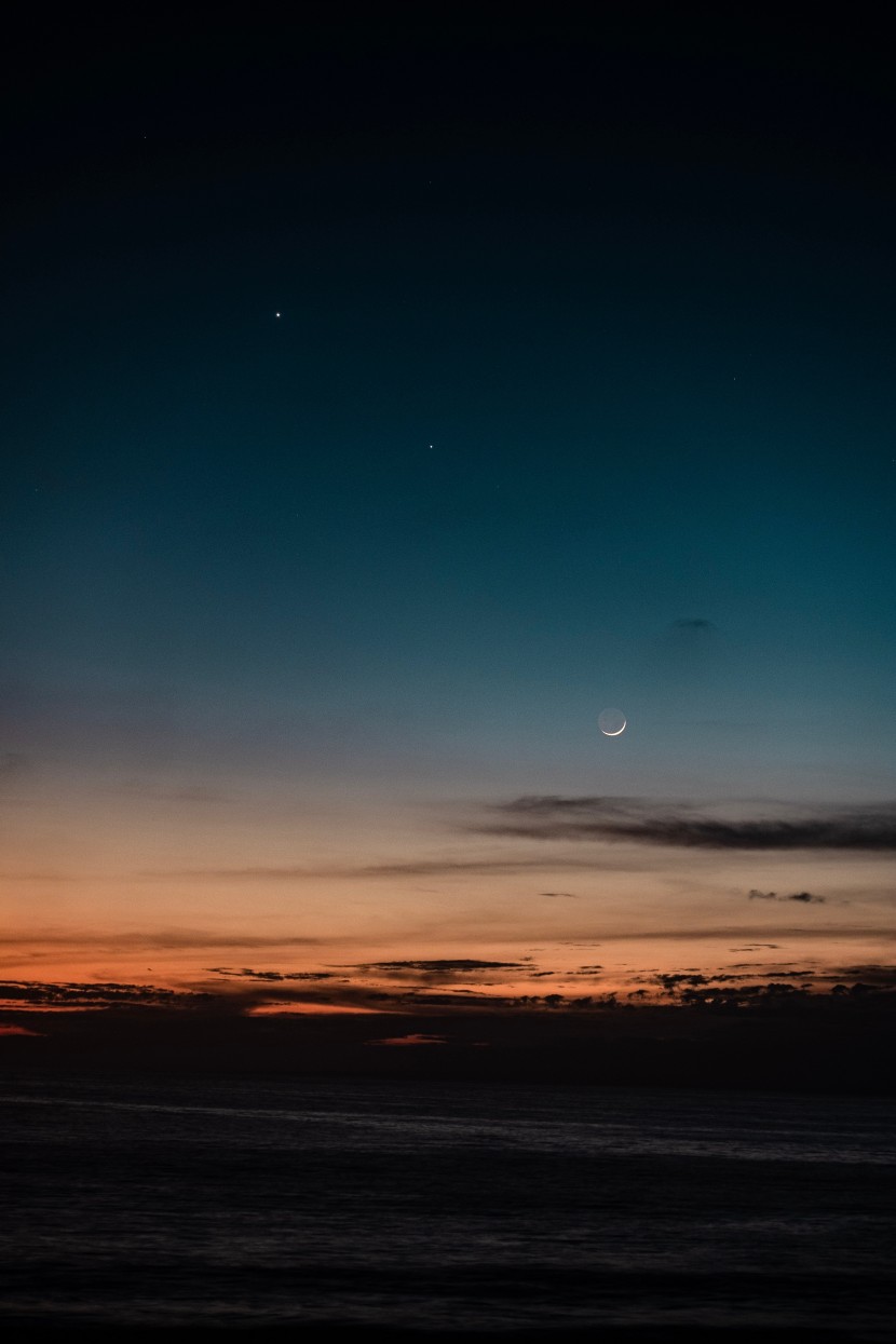 夜空弯弯的月牙图片