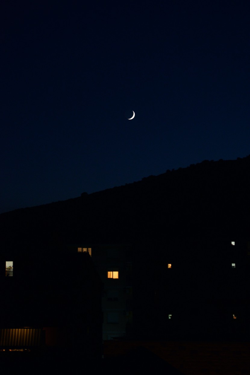 夜空弯弯的月牙图片