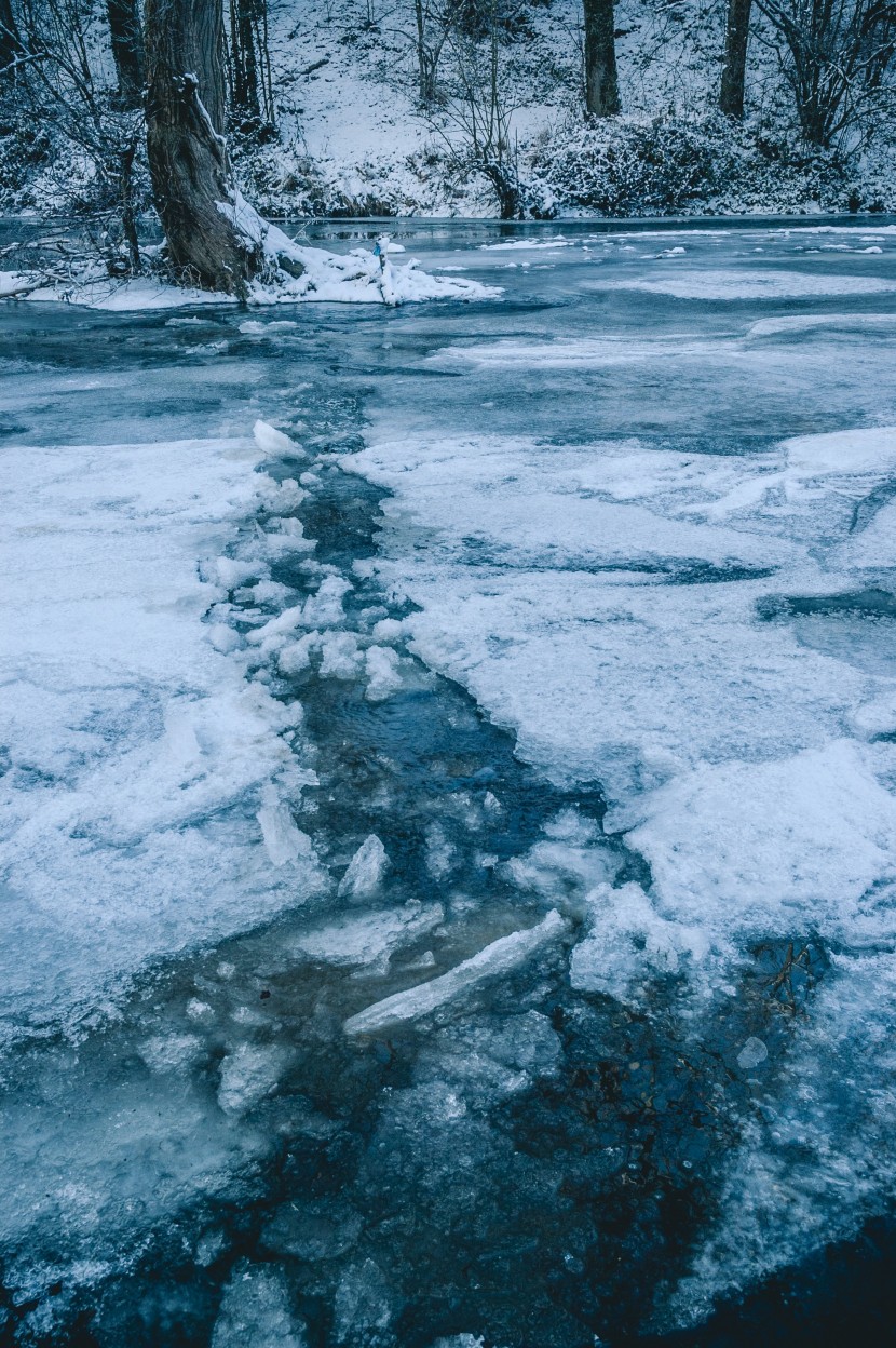 冬季冰雪下的河流图片