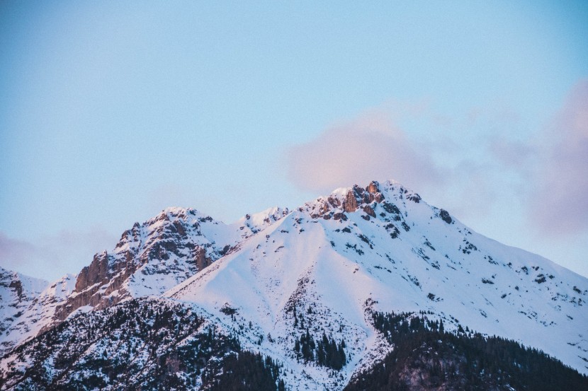 静谧的雪山图片