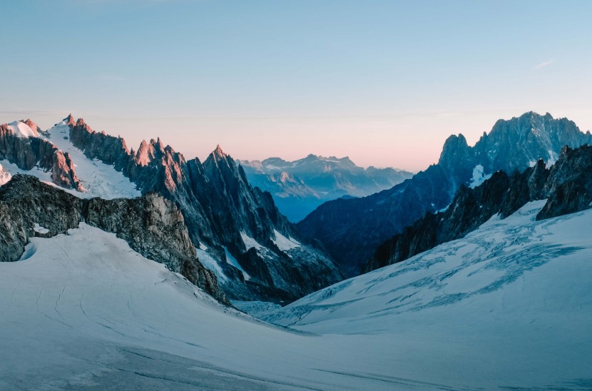 静谧的雪山图片