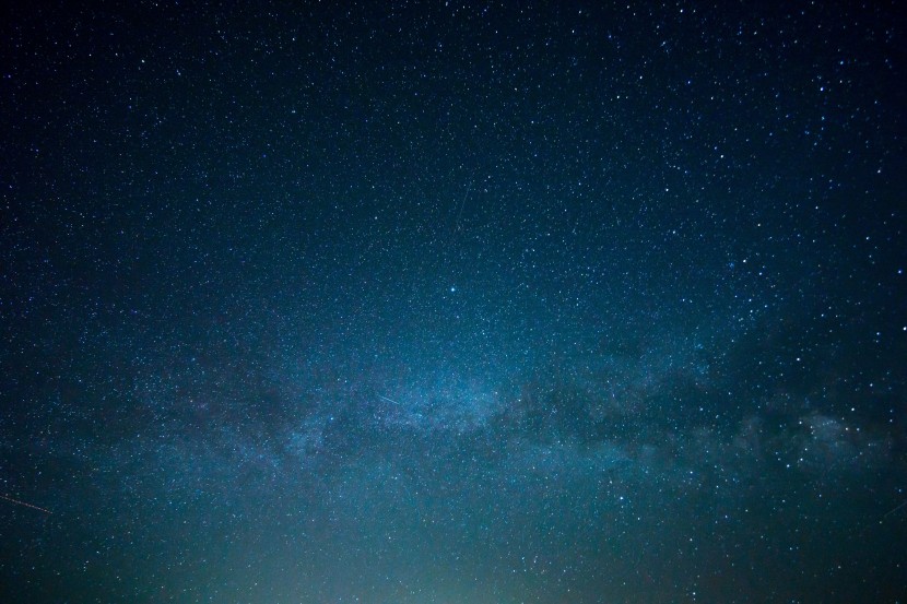 黑色夜幕下闪闪的银河星空风景图片