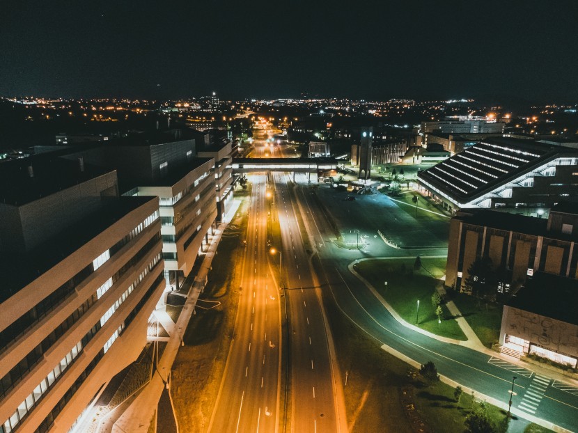 灯火通明的城市夜景图片