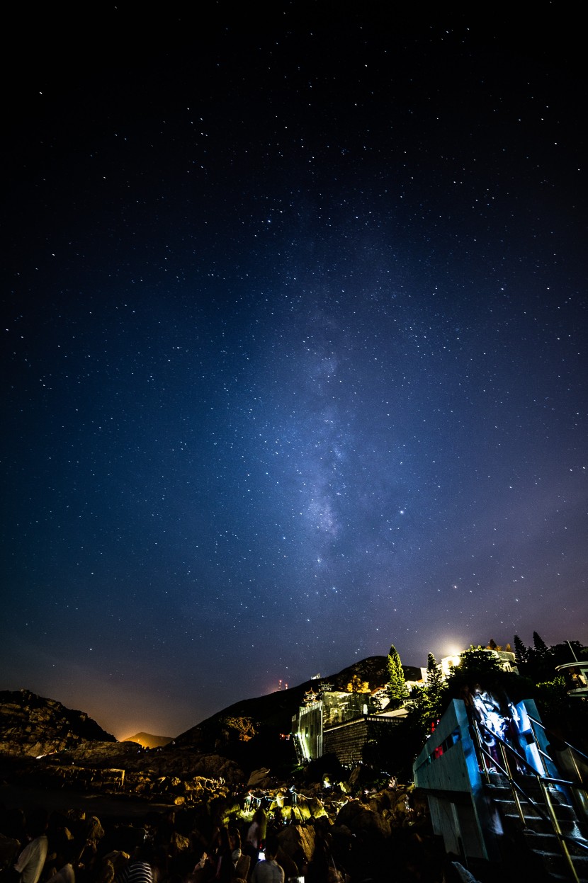 星光璀璨的夜空图片