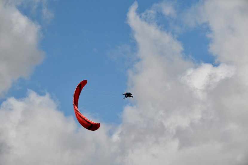 有趣刺激的滑翔伞图片