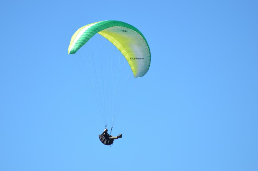 有趣刺激的滑翔伞图片