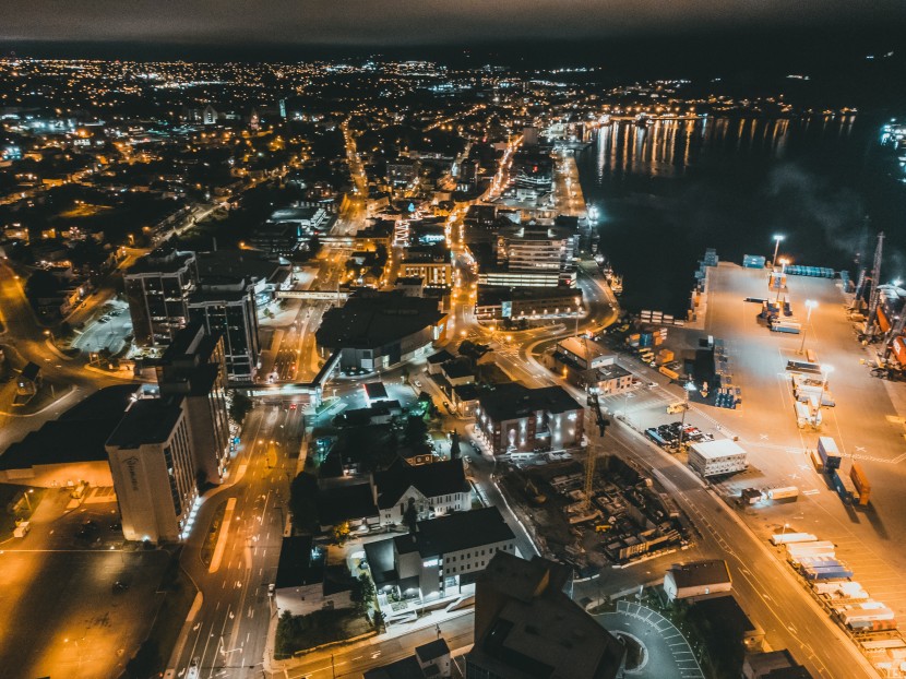 灯火通明的城市夜景图片