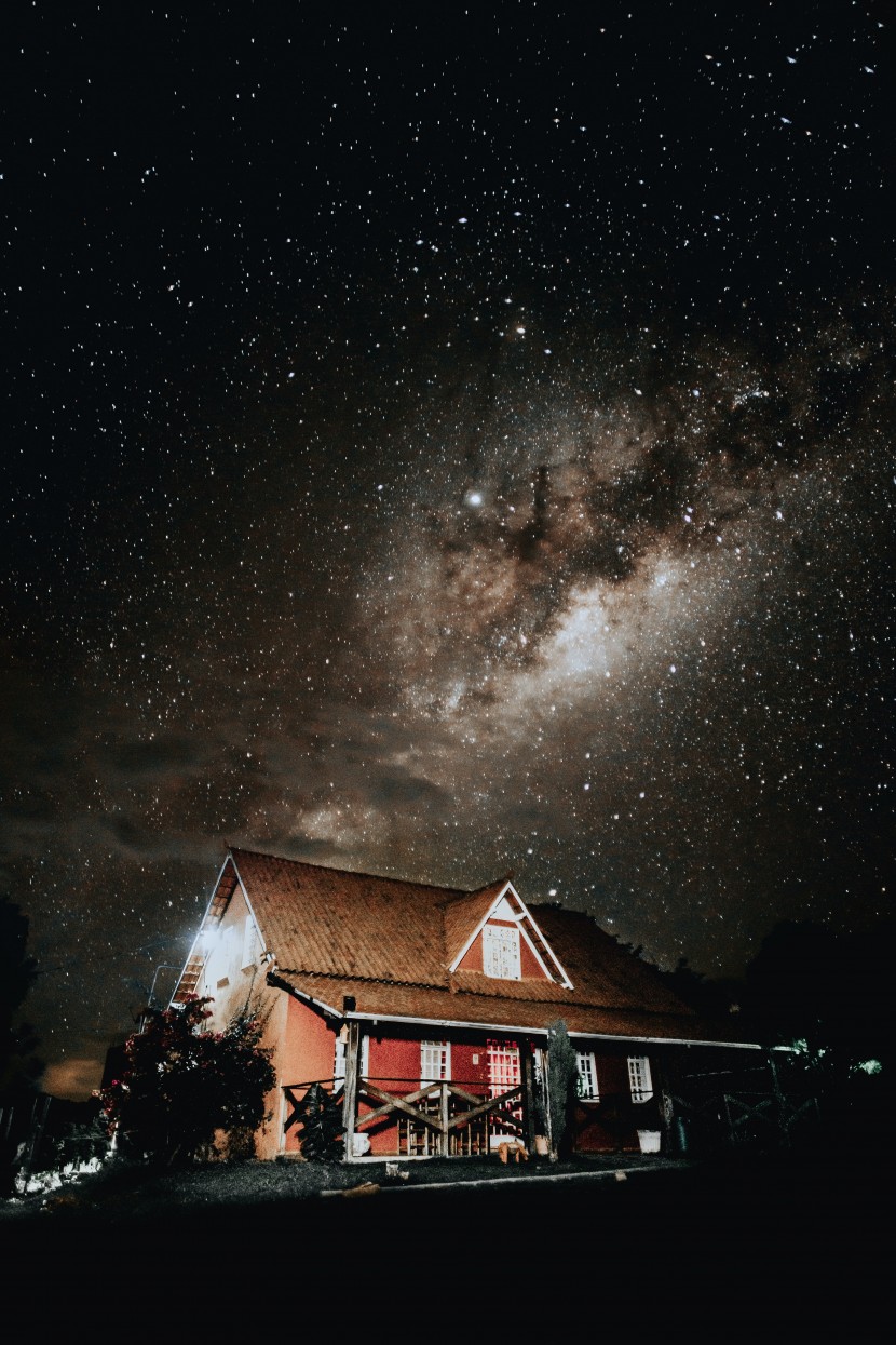 星光璀璨的夜空图片