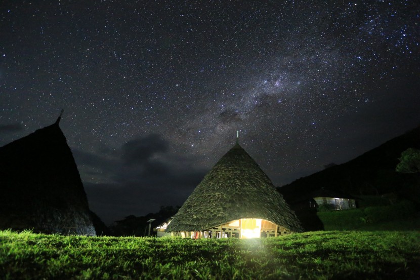 星光璀璨的夜空圖片