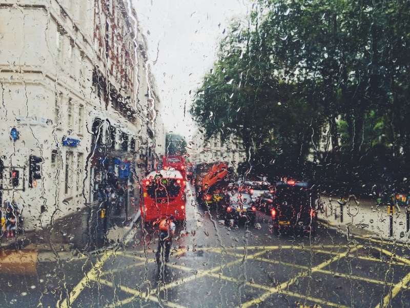 下著雨的窗外圖片