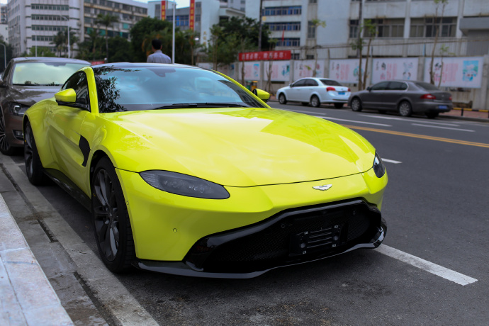 亮色的阿斯頓馬丁V8 Vantage ????圖片