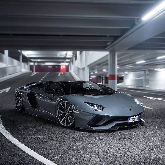 兰博基尼Aventador S Roadster，每个男人心中都有一个大牛梦