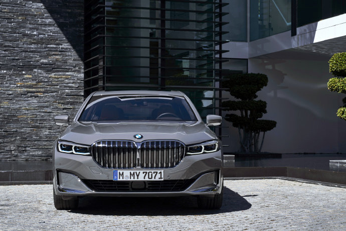 2019 BMW 750L银灰色宝马帅气图片欣赏