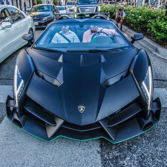 一枚黑色毒药 —— 哑光黑兰博基尼Veneno Roadster