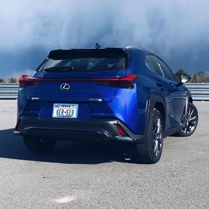 LEXUS UX 其實雷克薩斯可以在suv上做一個性能版本系列 ????