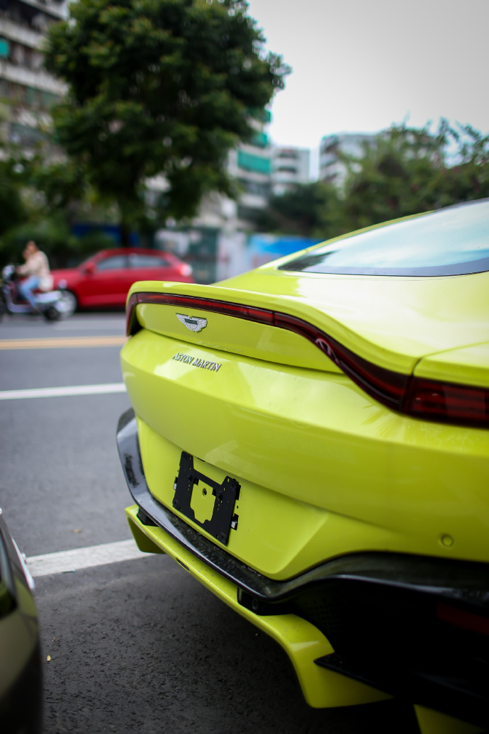 亮色的阿斯頓馬丁V8 Vantage ????圖片