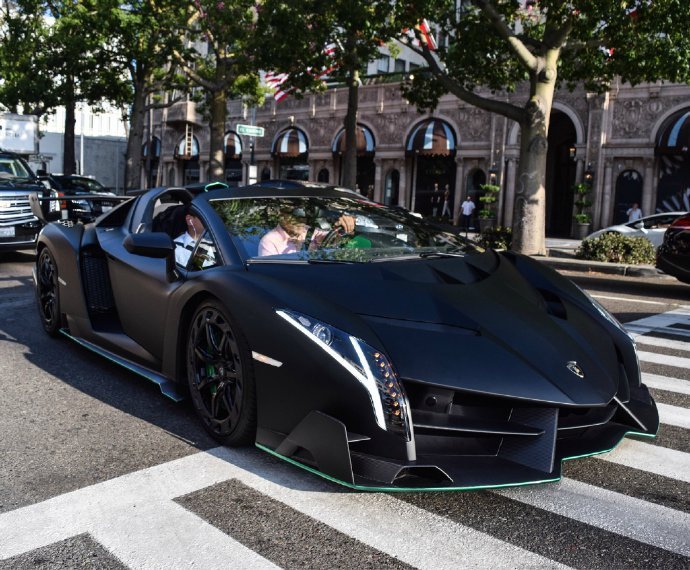 一枚黑色毒药 —— 哑光黑兰博基尼Veneno Roadster