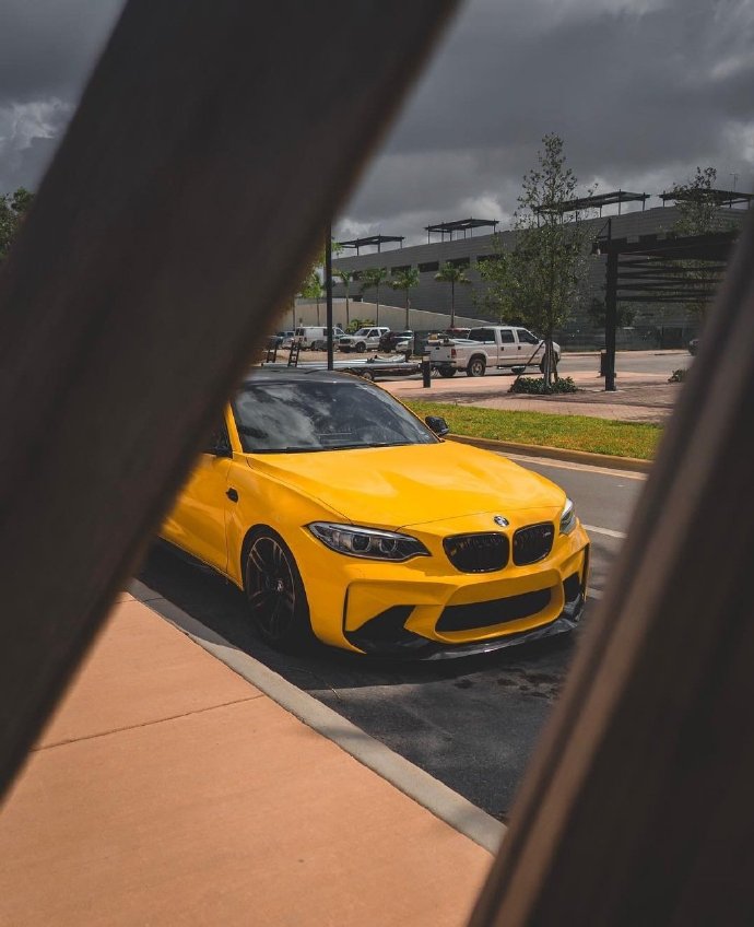 BMW M2 大片来袭鲜亮的黄色 如此耀眼