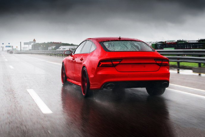 雨中奔跑的红色奥迪RS7 ​​​​图片欣赏