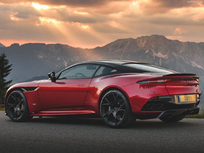 红色Aston Martin DBS Superleggera 图片