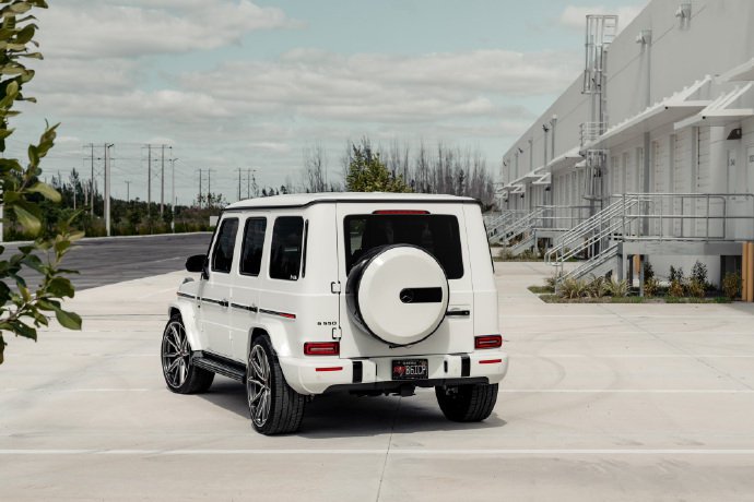 Mercedes-Benz G550，白色够个性