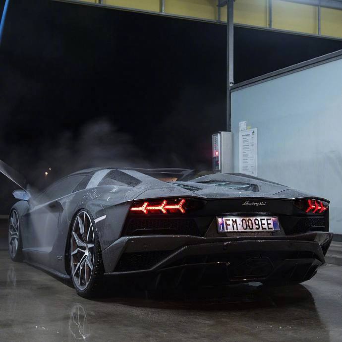 兰博基尼Aventador S Roadster，每个男人心中都有一个大牛梦