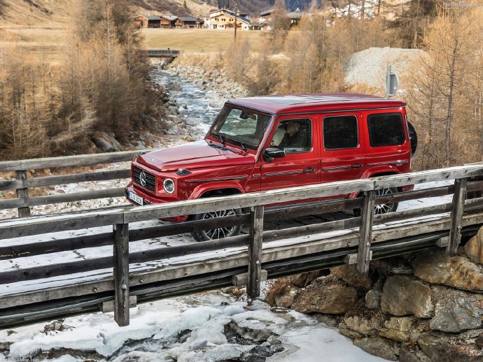 红色帅气靓丽的Mercedes-Benz G350d图片