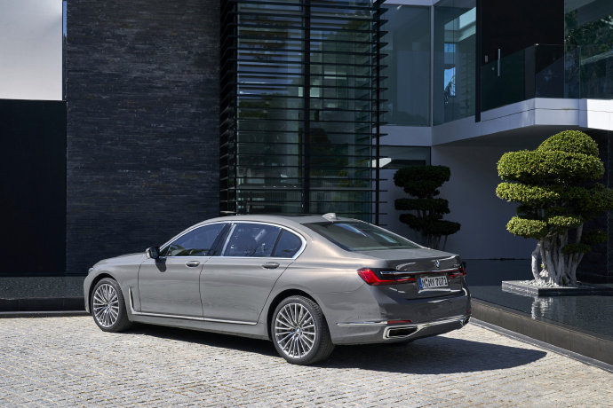 2019 BMW 750L银灰色宝马帅气图片欣赏