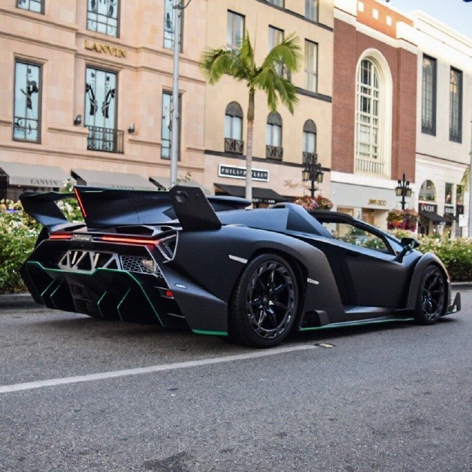 一枚黑色毒藥 —— 啞光黑蘭博基尼Veneno Roadster