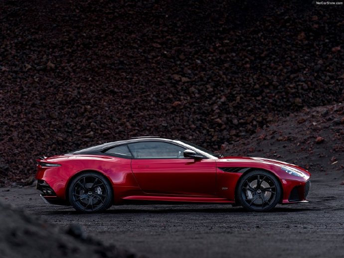 紅色Aston Martin DBS Superleggera 圖片