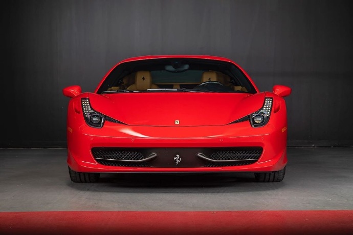 一組紅色帥氣的2013 Ferrari 458 Italia